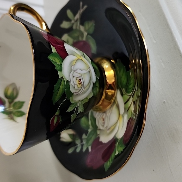 1950's Windsor England Bone China Tea Cup & Saucer Red/white/gold collectible - Picture 6 of 7